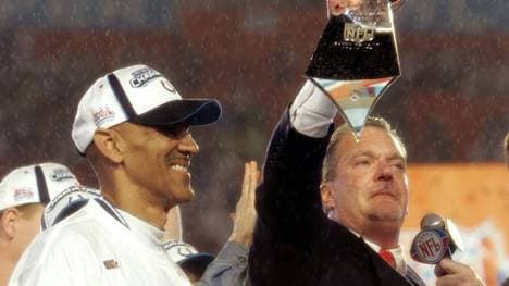 Eigentümer Jim Irsay (r.) präsentiert die Vince Lombardi Trophy, Head Coach Tony Dungy (beide Indianapolis Colts) freut sich mit ihm über den Super Bowl Sieg 2007