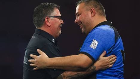 Gary Anderson (l.) bezwang Jermaine Wattimena in einem Thriller