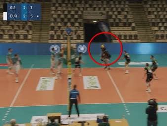 Die Helios GRIZZLYS Giesen schlagen den Tabellenzweiten aus Düren überraschend. Eine Kopfball-Aktion sorgt bei beiden Teams für Belustigung.