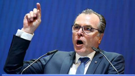 Clemens Tönnies nimmt eine dreimonatige Auszeit als Aufsichtsratsvorsitzender von Schalke 04