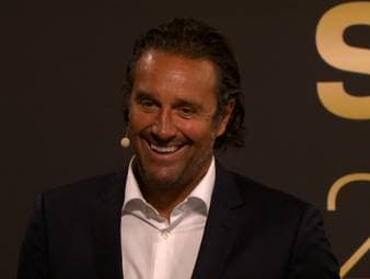 Bayern-Legende Luca Toni hält anlässlich der Verleihung des Goldenen Schuhs an Harry Kane die vielleicht witzigste Laudatio des Jahres.