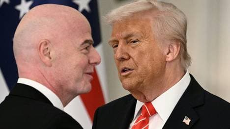 Infantino (l.) pflegt einen engen Draht zu Trump