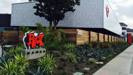 Riot Games CEO Nicolo Laurent sieht sich gegenwärtig mit der Anzeige einer ehemaligen Mitarbeiterin konfrontiert. Diese sei angeblich unsittlich von ihrem früheren Vorgesetzten angegangen worden.