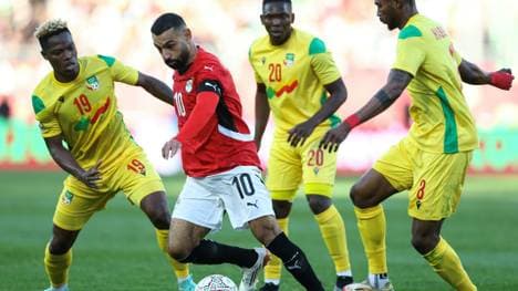 Salah (rot) versucht sich durchzutanken