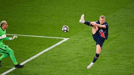 Mitchel Bakker (r.) wechselt zu Bayer Leverkusen