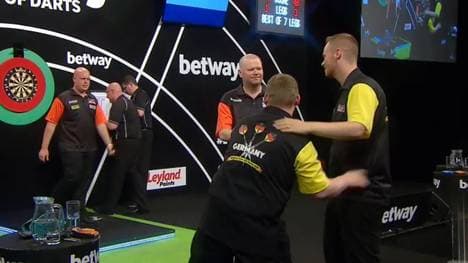 Martin Schindler und Max Hopp zogen beim World Cup of Darts gegen Michael van Gerwen und Raymond van Barneveld den Kürzeren