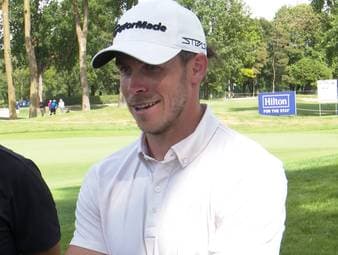 Vor den BMW International Open in München Eichenried spielen sich Thomas Müller und Gareth Bale für das Pro-Am Turnier ein. Der frühere Real-Star plaudert anschließend über seine Lieblingssportart.