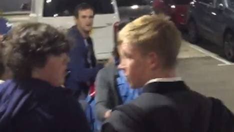 Kevin De Bruyne (r.) hatte am Flughafen keine Lust auf Fan-Kontakt