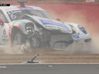 Ayhancan Güven gewinnt das zweite Rennen in Silverstone vor Larry ten Voorde und Max van Splunteren. In der ersten Runde kommt es zu einem spektulären Unfall.