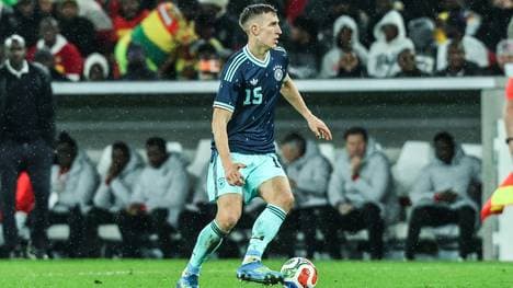 Nico Schlotterbeck gegen Ghana am Ball
