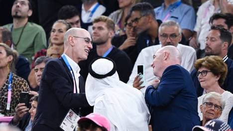 Gianni Infantino ( president FIFA ) talks with Adam Silver ( NBA, Basketball Herren, USA commissioner ) during the 2024 Olympics Games match between France and United States at Arena Bercy on August 10, 2024 in Paris, France. ( Photo by federico pestellini DPPI Panoramic ) - Final - JO 2024 : BASKET France vs Etats Unis - Jeux Olympiques 2024 - Paris2024 - Paris - 10 08 2024 DPPI Panoramic PUBLICATIONxNOTxINxFRAxBEL