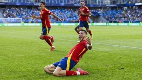 Spanien jubelt über den späten Sieg