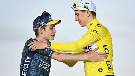 Jonas Vingegaard (l.) will zurück ins Gelbe Trikot