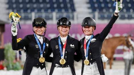 Die Dressur-Mannschaft mit Dorothee Schneider, Isabell Werth und Jessica von Bredow-Werndl (v.l.) holte Olympia-Gold