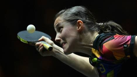 Sabine Winter beim Aufschlag