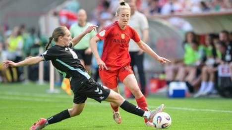 Carolin Simon (r.) im Duell mit Maria Penner