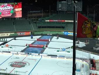 Zum Jahresabschluss sorgt die NHL für ein Freiluft-Highlight: Die Chicago Backhawks um Lukas Reichel empfangen die St. Louis Blues im Wrigley Field zum Winter Classic. Die Stadionvorbereitungen sind fertig und spektakulär.