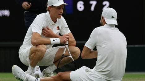 Jannik Sinner (l.) tröstet Grigor Dimitrow