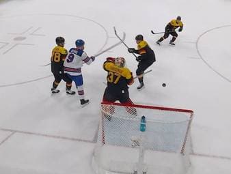 Das deutsche Eishockey-Nationalteam um Kapitän Leon Draisaitl ist gegen Mitfavorit USA chancenlos und kassiert eine deutliche 1:5-Niederlage. Damit beendet das DEB-Team die Gruppenphase als Zweiter und muss den Umweg über die Qualifikation ins Viertelfinale nehmen.