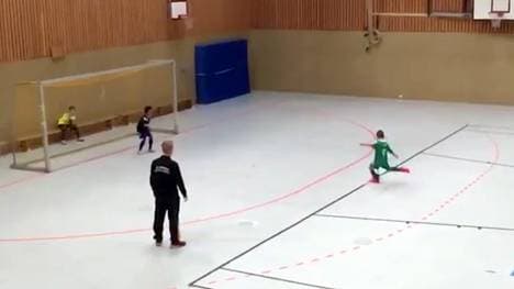 Louis Podolski verwandelt Siebenmeter eiskalt