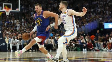 Isaiah Hartenstein im Duell mit Nikola Jokic