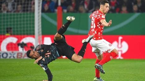 Jamal Musiala (l.) wurde im DFB-Pokal von Dominik Kohr brutal gefoult