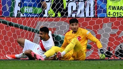 Mehmet Celik und Altay Bayindir kamen nach dem Eigentor von Altay Bayindir zu spät