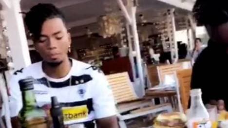 Benny Henrichs trägt in einem Restaurant ein Gladbach-Trikot