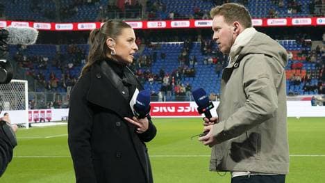Julian Nagelsmann (r.) hat nicht daran gedacht, Manuel Neuer zum 40. Geburtstag zu gratulieren