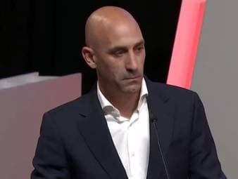 Nach dem weltweiten Aufschrei wegen seines übergriffigen Verhaltens gegen Nationalspielerin Jennifer Hermoso bei der WM-Siegerehrung äußert sich nun Spaniens Verbandsboss - und wählt ebenso deutliche wie überraschende Worte.