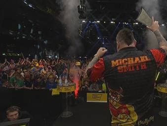 Weltmeister Michael Smith lässt Nathan Aspinall in einem spannenden Finale keine Chance und gewinnt den German Darts Grand Prix in München.