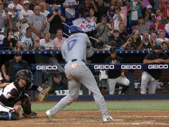 Der Baseball-Superstar Shohei Ohtani hat im Spiel der Los Angeles Dodgers bei den Miami Marlins möglicherweise einen Rekord für die Ewigkeit aufgestellt. Als erster Spieler in der Historie schaffte er in einer Saison 50 Homeruns und 50 Steals.