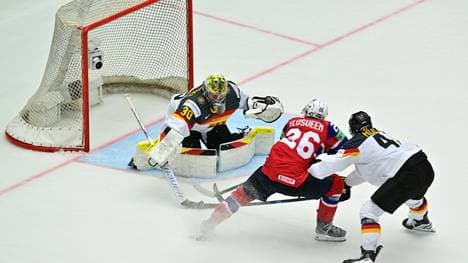 Grubauer (l.) hatte die Eisqualität zuletzt kritisiert