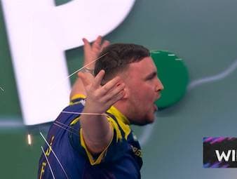 Luke Littler gewinnt eine intensive Partie gegen Ex-Weltmeister Rob Cross und zieht ins Viertelfinale der Darts-WM 2026 ein. Er wendet sich danach an Fans, die ihn während des Matches gereizt hatten.