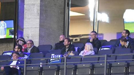 Jens Lehmann (Mitte) war bei der Partie Hertha BSC - Eintracht Frankfurt im Stadion