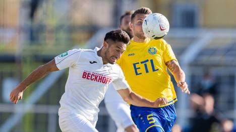 Der SC Verl (l.: Ayguen Yildirim) zieht für das Playoff-Rückspiel zur 3. Liga nach Bielefeld um 