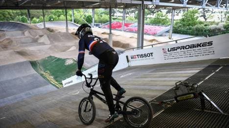 Ein BMX-Sportler auf der Bahn