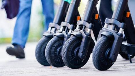 Das Umweltbundesamt stellt fest: "Wird der E-Scooter anstatt der eigenen Füße oder des Fahrrades benutzt, ist das schlecht für Umwelt und Gesundheit."
