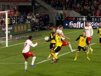 Im Bundesliga-Topspiel zwischen dem 1. FC Köln und Borussia Dortmund kommt es in der Nachspielzeit zu einer kritischen Szene. Der Doppelpass diskutiert, ob es einen Elfmeter für die Kölner hätte geben müssen.