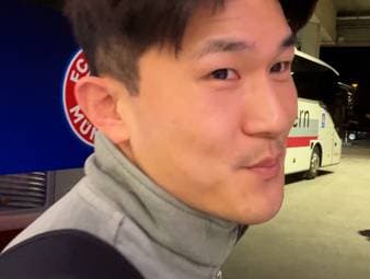 Kim Minjae fliegt bei Bayerns Champions-League-Erfolg gegen Saint-Gilloise mit Gelb-Rot vom Platz. Beim Verlassen der Arena wird er auf seinen Platzverweis angesprochen.