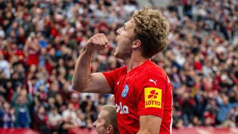 Fiete Arp (Holstein Kiel) Torjubel, jubelt nach seinem Treffer zum 2:2 während des Spiels der 1. Bundesliga zwischen Bayer 04 Leverkusen und Holstein Kiel