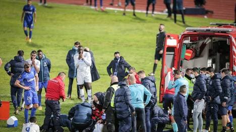 Portos Nanu wird mit dem Krankenwagen abtransportiert