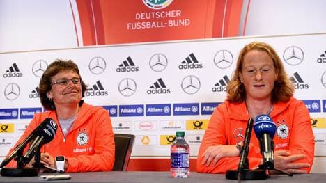 Ulrike Ballweg (l.) und Melanie Behringer warnen vor der Elfenbeinküste