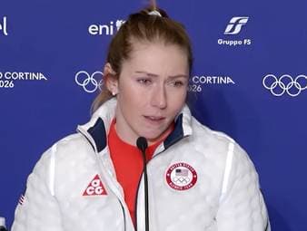 Nach dem Gewinn der Goldmedaille im Slalom kämpfte Mikaela Shiffrin mit den Tränen. Die erfolgreichste Skifahrerin der Weltcupgeschichte nutzte den Moment, um ihrem verstorbenen Vater zu gedenken.