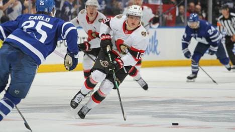 Tim Stützle (M.) im Play-off-Spiel gegen die Maple Leafs