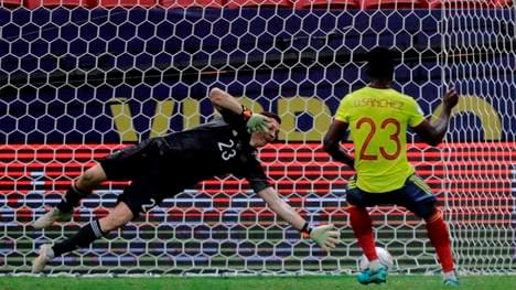 Argentiniens Torwart Emiliano Martínez hielt im Copa-Halbfinale drei Elfmeter