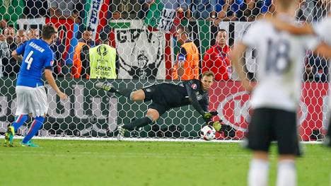 Manuel Neuer hält den Elfmeter von Matteo Darmian