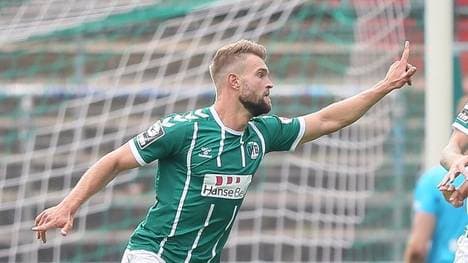 Lübecks Yannick Deichmann erzielt das Führungstor