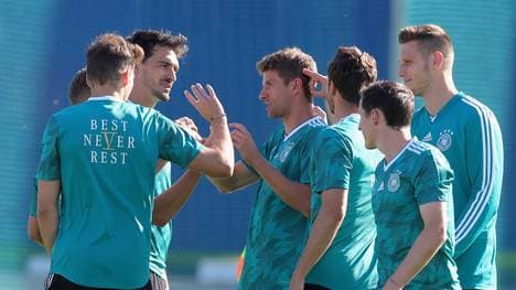 Mats Hummels und Thomas Müller droht eine Sperre für ein mögliches Achtelfinale
