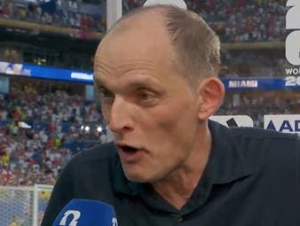 Trotz des Einzugs ins Halbfinale reagiert England-Trainer Thomas Tuchel wütend auf die Fragen eines Reporters und kritisiert die eigene Spielweise scharf.